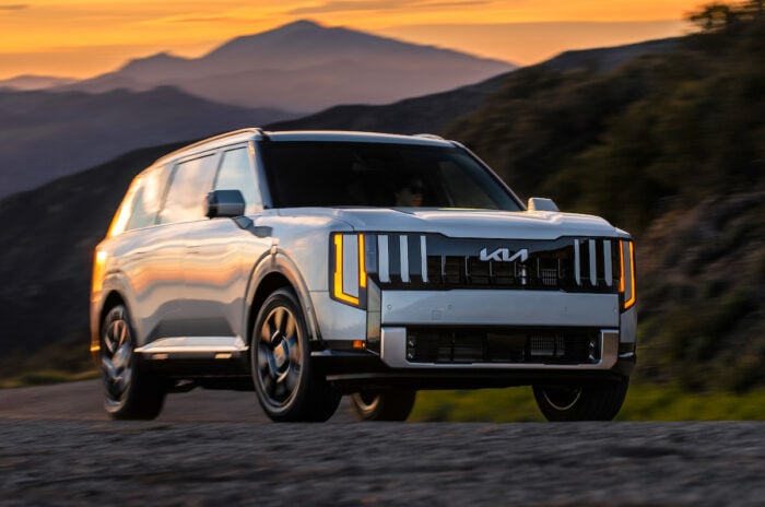 2027 Telluride HEV front driving