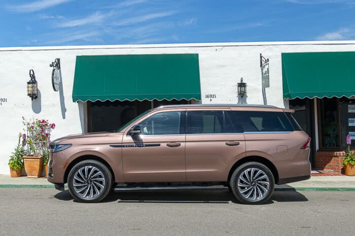 2026 Lincoln Navigator side view