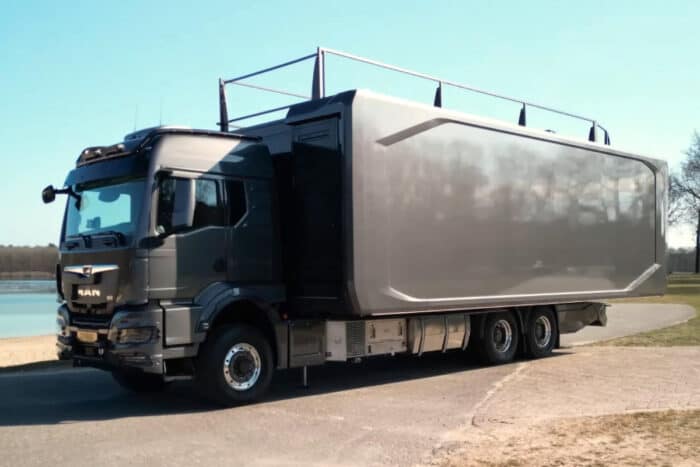 Shiver x Expandable 6×6 Dakar RV front