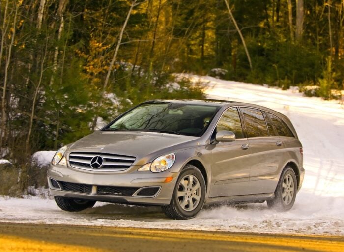 mercedes-benz-r63-amg driving in snow