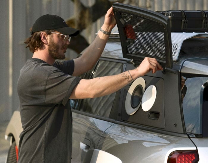 MINI x Vagabund Countryman with model exposing the built-in speaker