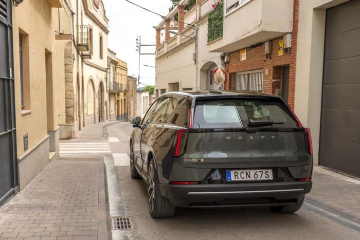 Volvo-EX60-back-town