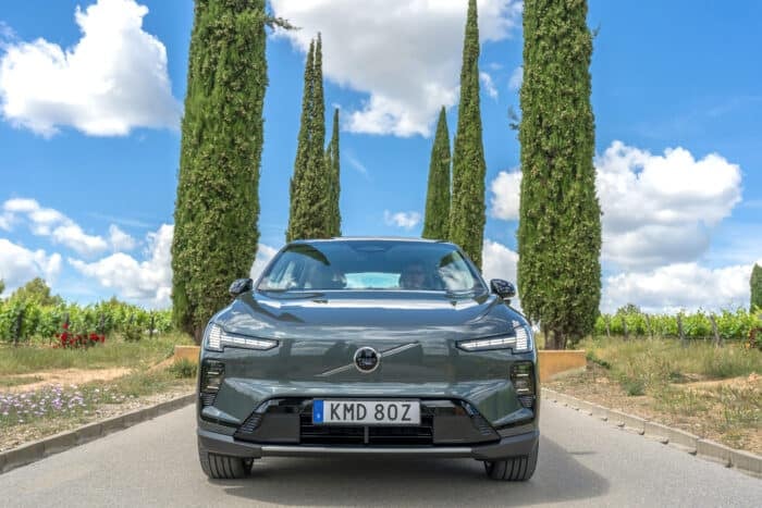Volvo-EX60-front-driving