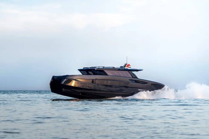 BRABUS ULTIMA 55 side in water