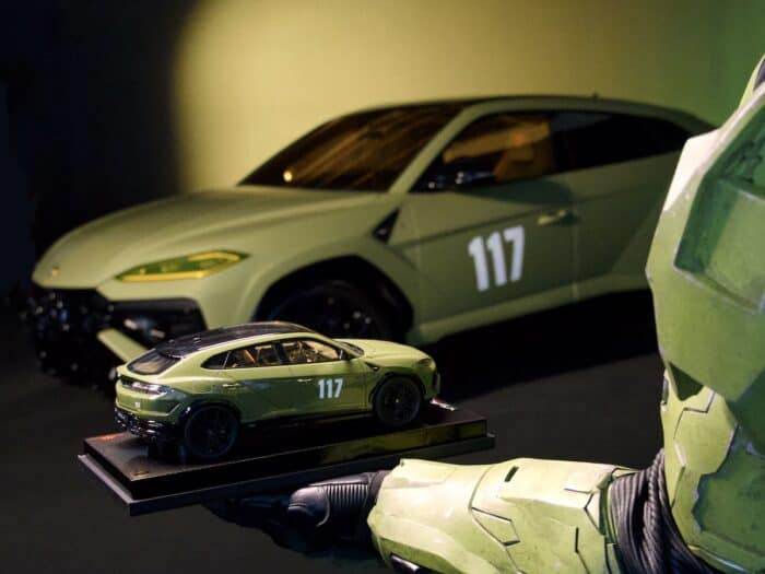 Lamborghini x Halo Urus SE Master Chief 117 Edition small replica
